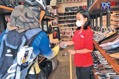 Pegawai KPP Pratama Magelang membagikan leaflet program PPS ketika kampanye simpatik akhir pekan lalu. (Istimewa)