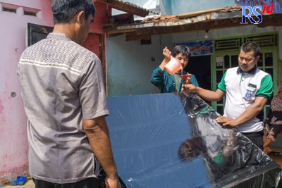 Warga Kelurahan Degayu saat mendapat pelatihan mengubah air rob menjadi air tawar oleh Mahasiswa ITB. (Lutfi Hanafi/Jawa Pos Radar Semarang)