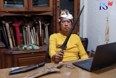 Alexander Prayogo menunjukkan keris koleksinya.
