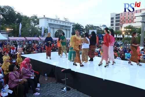 Sejumlah peserta tampil menawan dalam Parade Kelana Kebaya di halaman Balai Kota Semarang. (NUR CHAMIM/JAWAPOS RADAR SEMARANG)