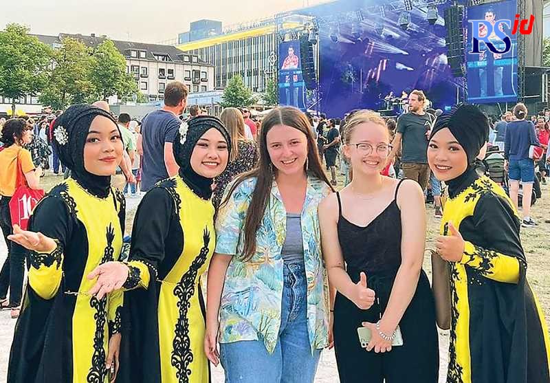 Sejumlah personel Nasida Ria berpose dengan penonton yang menyaksikan penampilan mereka di Kassel, Jerman. (Istimewa)