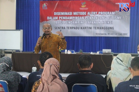 PELATIHAN : Peserta dari berbagai daerah mengikuti sesi penjelasan mengenai karakteristik anak autis. (ADDIN ALFATH/JAWA POS RADAR SEMARANG)