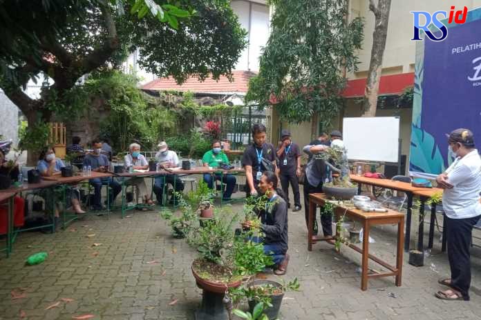 Suasana praktik Membuat Bonsai di halaman SD ST Antonius 02, Minggu (16/7). (FIGUR RONGGO WASSALIM/ JAWA POS RADAR SEMARANG)