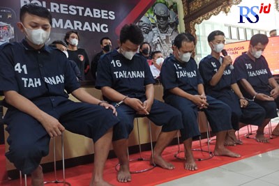 Lima pencopet asal Malang Jawa Timur harus mempertanggungjawabkan perbuatannya setelah ketahuan menggasak lima handphone di Stadion Jatidiri. (M HARIYANTO/JAWA POS RADAR SEMARANG)