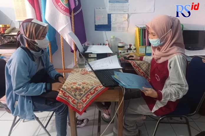 Wali siswa saat mendaftarkan anaknya melalui PPDB offline di SD Negeri Karangtempel, Semarang Timur. (KHAFIFAH ARINI PUTRI/JAWA POS RADAR SEMARANG)