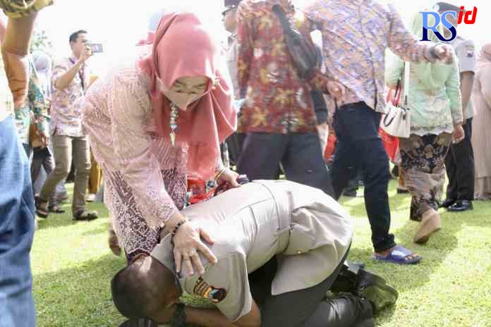 DOA IBU: Personil Bintara Remaja yang baru dilantik dari Sekolah Polisi Negara (SPN) Polda Jateng mencium kaki ibunya sebagai wujud syukur dan hormat kepada orang tua. Mereka telah menyelesaikan pendidikan pembentukan selama lima bulan. (M HARIYANTO/JAWA