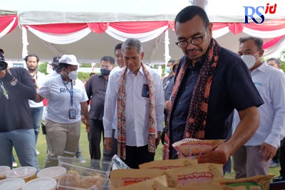 Staf Khusus Kementerian BUMN Arya Sinulingga meninjau Bazaar UKM di Alun-alun Rembang. (Istimewa)