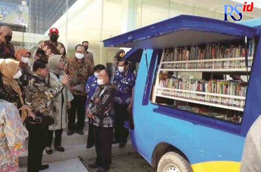 DPR BLUSUKAN : Rombongan Komisi X DPR RI meninjau gedung baru perpustakaan daerah Kabupaten Kendal.(DEVI KHOFIFATUR RIZQI/ JAWA POS RADAR SEMARANG)