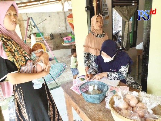 GERAKAN POSYANDU: Kegiatan posyandu di wilayah Kecamatan Kendal untuk mencegah stunting. (DEVI KHOFIFATUR RIZQI/ JAWA POS RADAR SEMARANG)