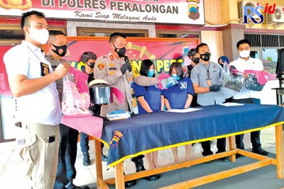 Kedua pelaku, Ratna dan Embun Putri saat dihadirkan dalam gelar perkara di Mapolrs Pekalongan, Selasa (19/7). (NANANG RENDI AHMAD/JAWA POS RADAR SEMARANG)