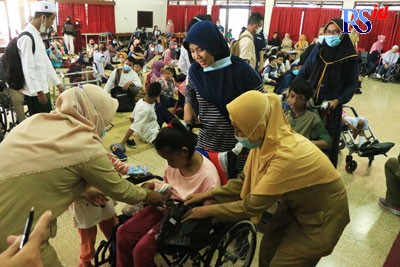 Ratusan siswa berkebutuhan khusus SLB YPAC yang didampingi orang tua masing-masing sangat antusias menikmati rebana dan nyanyian religi yang ditampilkan oleh siswa SLB Senin (11/7). (NUR CHAMIM/ JAWA POS RADAR SEMARANG)