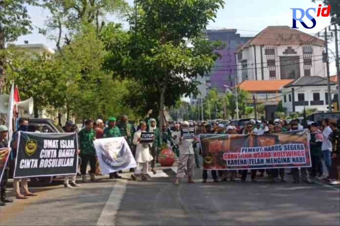 MINTA DITUTUP : Di halaman Balai Kota Semarang, massa FUIS menuntut Pemkot Semarang mencabut izin usaha Holywings di Kawasan Kota Lama, Jumat (1/7). (ADENNYAR WYCAKSONO/JAWA POS RADAR SEMARANG)