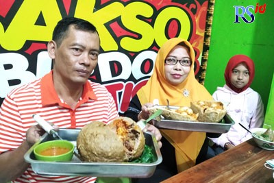 Emi, 41, bersama keluarga menikmati Bakso Mbledoss Salatiga. (IDA FADILAH/JAWA POS RADAR SEMARANG)