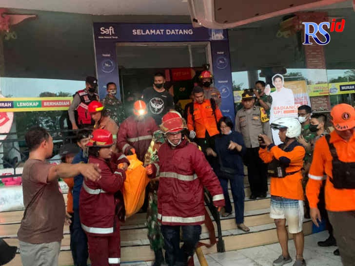 Perugas Damkar Kendal saat memadamkn api di area swalayan Aneka Jaya Kendal Senin (11/7) sore. (DEVI KHOFIFATUR RIZQI/ JAWA POS RADAR SEMARANG)