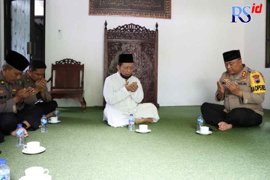Kapolres Demak AKBP Budi Adhy Buono silaturahmi dengan Pengasuh Ponpes Girikusumo Mranggen, KH Munif Muhammad Zuhri. (Wahib Pribadi/Jawa Pos Radar Semarang)