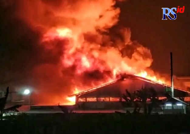 Kebakaran terjadi di sebuah bangunan pabrik pengolahan pupuk di wilayah Mranggen, Kabupaten Demak, Kamis (21/7/2022) sekitar pukul 17.30. (Istimewa)