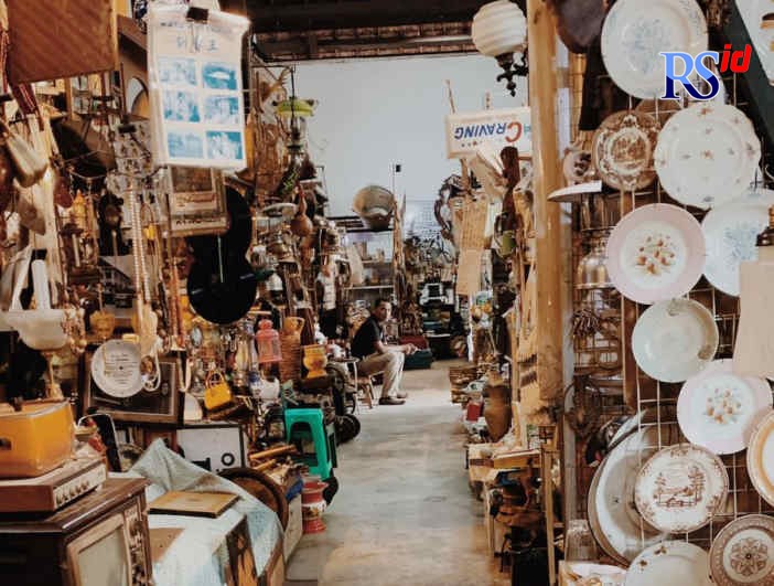 Suasana pasar barang antik Kota Lama Semarang Jumat (22/7/2022). (Mustika Dewi/Jawa Pos Radar Semarang)