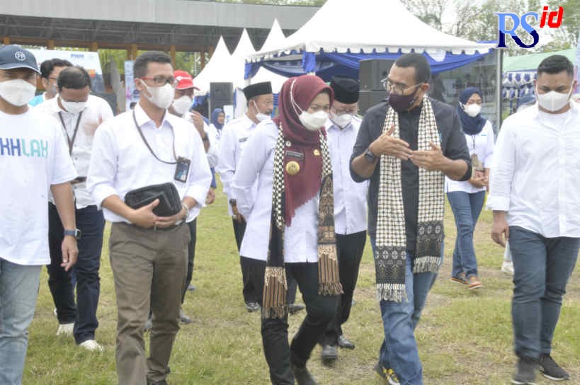 Kementerian BUMN, PT PP dan PT Permodalan Nasional Madani menggelar kegiatan “Pasar Murah & Bazaar UMKM” bekerjasama dengan PT Bulog di Demak dihadiri Stafsus Menteri BUMN Arya Sinulingga. (Istimewa)