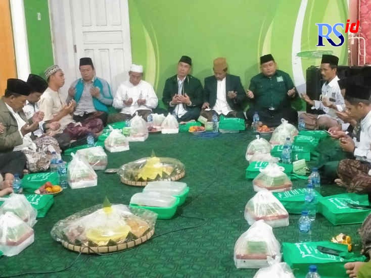 Ketua DPC PKB Demak, Zayinul Fata bersama jajaran pengurus dan kader menggelar tasyakuran Harlah PKB ke-24 dan launching pendaftaran caleg di kantor DPC.(Wahib Pribadi/Jawa Pos Radar Semarang)