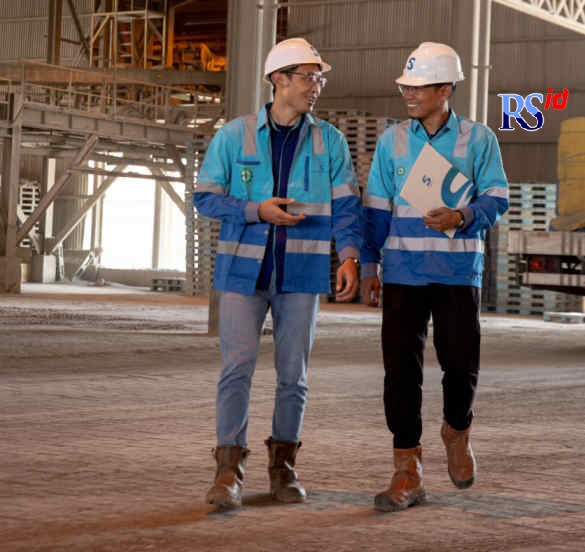 Karyawan PT SMOR saat beraktivitas di area operasional Pabrik Rembang PTSG. (Istimewa)