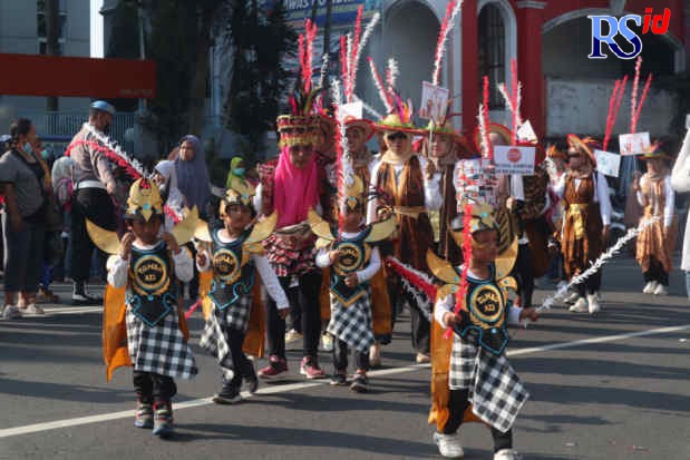 Peserta pawai ta