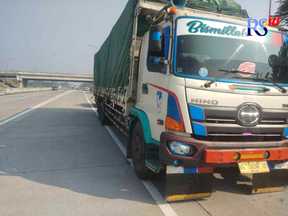 Truk yang terlibat kecelakaan dengan mobil dinas Bakamla di Tol Semarang-Solo. (Istimewa)