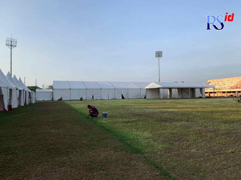 Kondisi rumput lapangan Stadion Utama Kebondalem Kendal pasca Pekan Raya Kendal selesai. (DEVI KHOFIFATUR RIZQI/ JAWA POS RADAR SEMARANG)