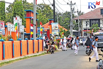 Wali siswa hanya diperbolehkan menjemput anaknya di depan gerbang sekolah. Kebijakan tersebut terkait prokes. (Lutfi Hanafi/Jawa Pos Radar Semarang)
