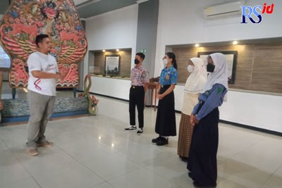 Pemandu wisata menjelaskan beberapa koleksi Museum Ranggawarsita, Selasa (5/7) kemarin. (FIGUR RONGGO WASSALIM/ JAWA POS RADAR SEMARANG)