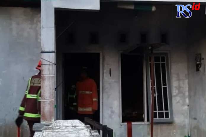 Petugas pemadam kebakaran memeriksa sisa-sisa kebakaran yang menghanguskan rumah milik Budi di Desa Kalinegoro, Mertoyudan Kamis (7/7). (Istimewa)