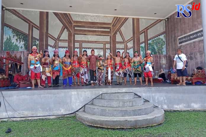 Para pemain ketoprak Aji Budoyo usai menggelar pentas di TIC Borobudur. (Novi Hesti/Jawa Pos Radar Semarang)