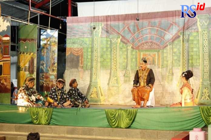 Pemain ketoprak Sri Mulyo dalam sebuah pentas yang saat ini sudah jarang dilakukan. (Istimewa)