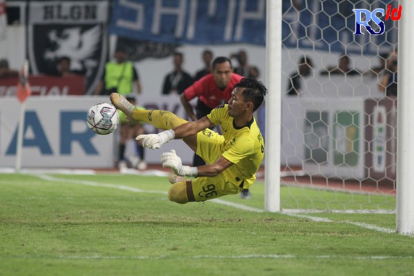 Kiper Aldhila Ray Redondo menepis tendangan I Putu Gede yang sekaligus menjadi penentu kemenangan PSIS atas Bhayangkara FC dalam laga delapan besar Piala Presiden 2022 di Stadion Jatidiri Minggu (3/7/2022) sore. (BASKORO SEPTIADI/JAWA POS RADAR SEMARANG)
