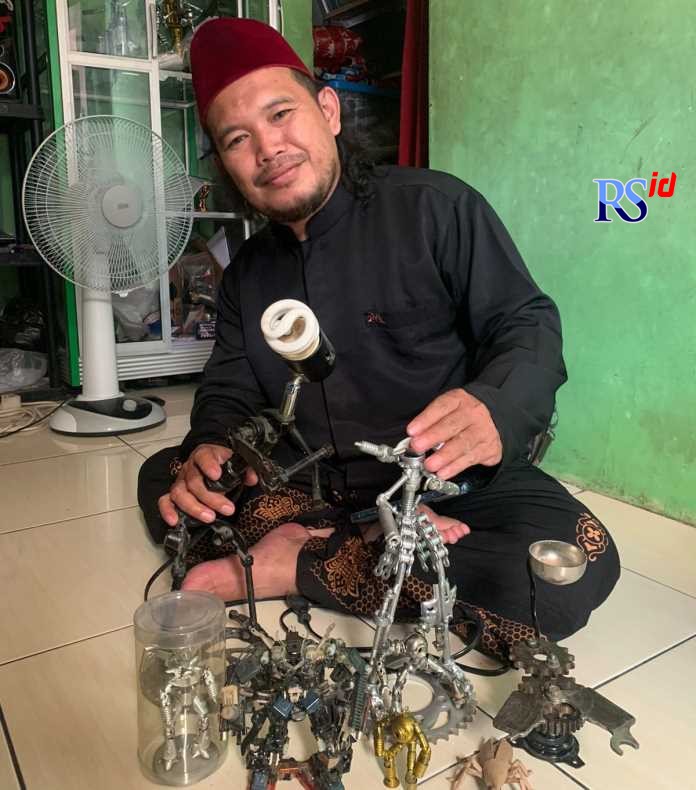 Indaryanto dan karya-karyanya yang terbuat dari limbah barang bekas. (Febi Hana Anggraeni/Jawa Pos Radar Semarang)