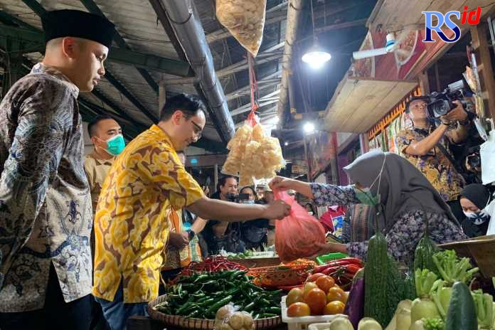 Wamendag Jerry Sambuaga bersama Bupati Kendal Dico M. Ganinduto saat sidak di Pasar Kendal Selasa (19/7) sore. (DEVI KHOFIFATUR RIZQI/ JAWA POS RADAR SEMARANG)