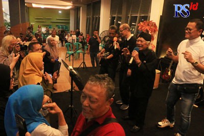 Penampilan Nomo Koeswoyo di Terminal Tipe A Mangkang, Selasa malam (26/7). (NUR CHAMIM/JAWA POS RADAR SEMARANG)