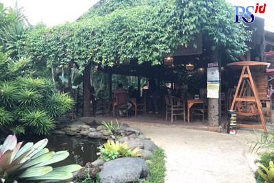 Nongkrong asyik, sambil menikmati keindahan bunga dan tanaman hias di Angkringan Kembang. (Maria Novena/Jawa Pos Radar Semarang)