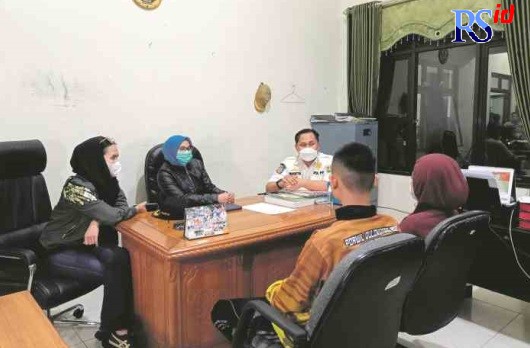 TERJARING RAZIA : Pasangan muda-mudi ketika dimintai keterangan oleh Satpol PP Kota Magelang dalam operasi pekat, Kamis (30/6) malam. (ROFIK SYARIF G P/RADAR MAGELANG)