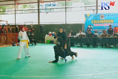 Atlet Pencak Silat bergelut di arena pertarungan GOR Indoor Jatidiri, Kamis (14/7). (TITIS ANIS FAUZIYAH/JAWA POS RADAR SEMARANG)