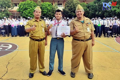 Kepala SMK Negeri 5 Sri Duwarno (kiri) dan Wakil Kesiswaan Tri Yudha Baskoro saat penyambutan prestasi Vian. (Istimewa)