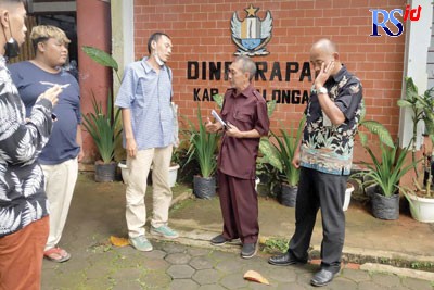 Suporter Persekap saat melayangkan surat penolakan ke Dinporapar Kabupaten Pekalongan, Rabu (13/7). (Istimewa)