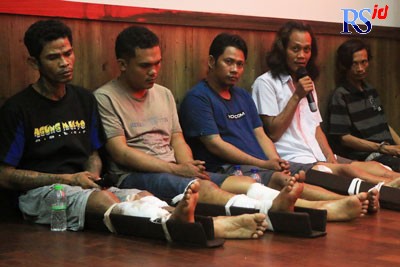 Tersangka Sugiono alias Babi, Ponco Aji Nugroho, Supriyono alias Sirun, Agus Santoso alias Gondrong dan Dwi Sulistyo saat dihadirkan di Mapolrestabes Semarang, kemarin. (ADITYO DWI/JAWA POS RADAR SEMARANG)