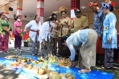 Pasangan pengantin Andrian Gunawan dan Putu Satwika Anggaswari Pujawati melakukan upacara Pawiwahan di Area Madya Mandala Pura Agung Girinatha, Rabu (20/7). (NUR CHAMIM/JAWA POS RADAR SEMARANG)