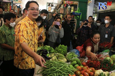 Wamen Perdagangan RI Jerry Sambuaga memantau harga langsung di Pasar Jatingaleh, Selasa (19/7). (NUR CHAMIM/JAWA POS RADAR SEMARANG)