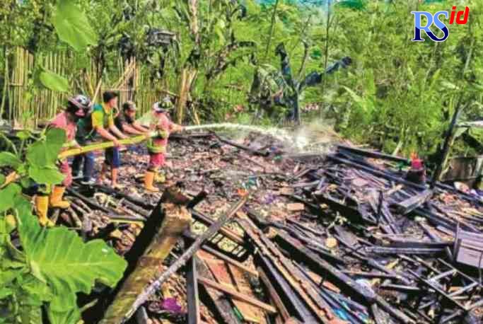 RATA : Petugas Damkar memadamkan rumah Matyasak warga Kembang, Bangsri,Kajoran, Kabupaten Magelang, Jumat (8/7). (IST)