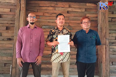 Pemilik Warung Bakso Balungan Pak Granat (tengah) Arif Budi Sulistiyono didampingi kuasa hukumnya menunjukkan surat gugatan pada Pemerintah Kabupaten (Pemkab) Magelang terkait pemasangan tapping box. (Novi Hesti/Jawa Pos Radar Semarang)