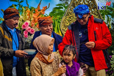 Menteri Pariwisata dan Ekonomi Kreatif Sandiaga Uno memulai prosesi pemotongan rambut gimbal yang dimiliki tiga peserta ruwatan di tepi Telaga Cebong, Desa Sembungan, Kecamatan Kejajar, Kabupaten Wonosobo Minggu (3/7). (Istimewa)
