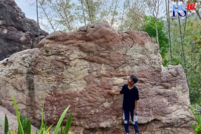 Salah satu batu besar yang berada di kawasan Museum Marmer Indonesia Desa Ngargoretno, Salaman. (M. Iqbal Amar/Jawa Pos Radar Semarang)