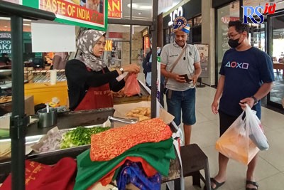 Pengunjung melihat-lihat tenant festival kuliner di atrium Artos Mall, Kamis (14/7). (NOVA NUR AFIFAH/ JAWA POS RADAR SEMARANG)