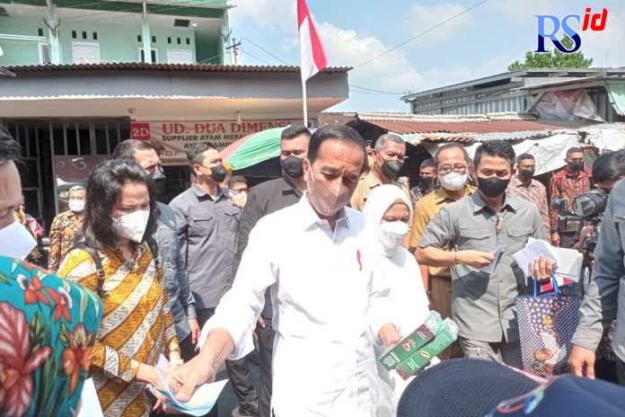 Presiden Joko Widodo membagikan bantuan langsung kepada KPM dan pedagang Pasar Peterongan. (KHAFIFAH ARINI PUTRI/JAWA POS RADAR SEMARANG)